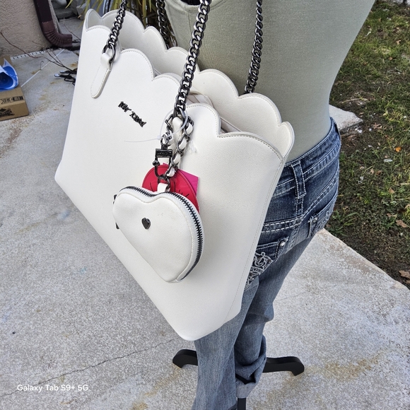 NWT WHITE n PEWTER BETSEY JOHNSON XO TOTE w/ HEART POUCH - Picture 3 of 5